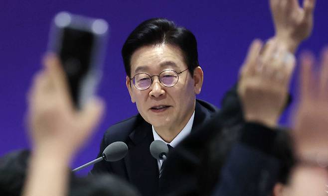 이재명 대통령이 23일 울산전시컨벤션센터에서 열린 ‘울산의 마음을 듣다‘ 타운홀 미팅에서 참석자의 질문을 받고 있다. 청와대사진기자단