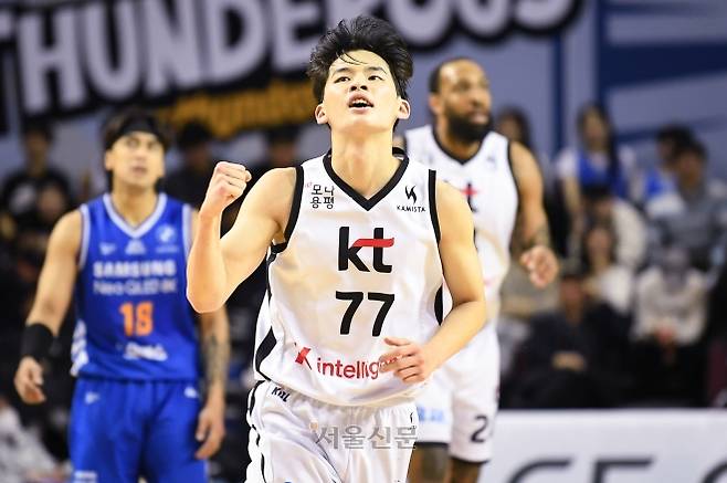 강성욱이 24일 서울 잠실실내체육관에서 열린 2025~26 프로농구 수원 kt와 서울 삼성의 경기에서 주먹을 불끈 쥐어보이고 있다. 2026.1.24 KBL 제공