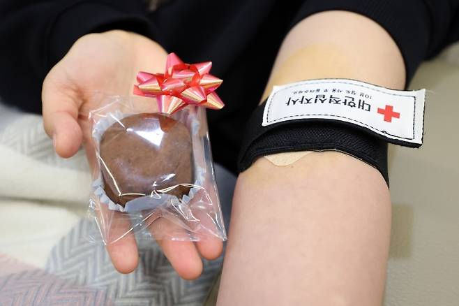 23일 오전 광주 동구 헌혈의집 충장로센터에서 헌혈에 참여한 한 시민이 증정품으로 받은 두바이쫀득쿠기를 들어 보이고 있다. 2026.1.23  뉴스1
