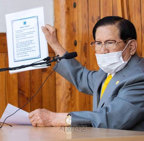 이만희 신천지 총회장이 2020년 3월 2일 경기 가평군 평화의 궁전에서 코로나19 관련 기자회견을 열고 있다. 오장환 기자