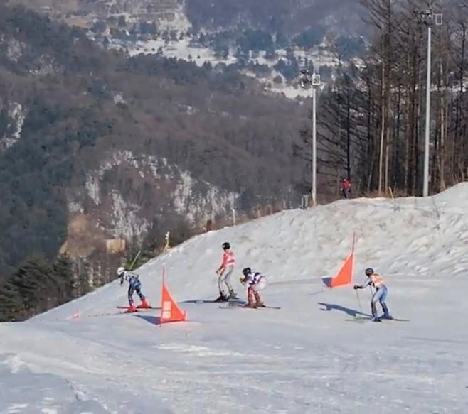 1위로 달리던 상현(왼쪽 두 번째)이 뒤를 돌아본 직후 내리막 구간에서 몸을 일으켜 속도를 늦추는 모습. 이때 같은 강습소 후배 둘이 상현을 추월하면서 결국 1위와 2위를 차지했다. 피해자 아버지 제공