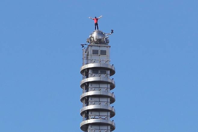 미국의 암벽 등반가 알렉스 호놀드가 25일 대만 타이베이의 초고층 빌딩 타이베이 101을 안전장비 없이 등반하는 데 성공했다. 호놀드가 건물 꼭대기에 서있는 모습. 2026.01.25. AP 뉴시스