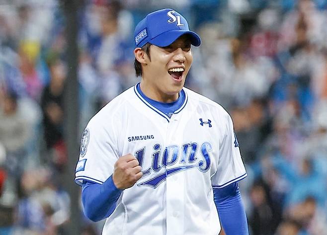 삼성 라이온즈 원태인이 13일 대구 삼성라이온즈파크에서 열린 2025 프로야구 준플레이오프 3차전 SSG 랜더스와의 홈 경기에서 5회를 마친 뒤 기뻐하고 있다. 2025.10.13 대구 연합뉴스