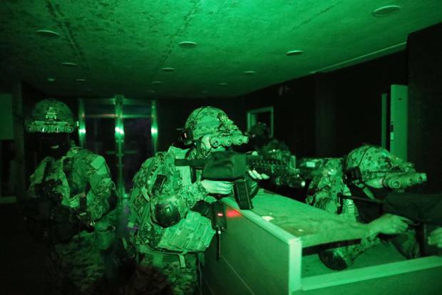 육군 특전사 제13특임여단 소속 요원들이 적 수뇌부 제거 참수작전 훈련을 펼치고 있다. 미 특수부대와 특전사 특임여단 등이 사용 중인 4안 야간 투시경 GPNVG-18. 대당 가격이 4000여만원에 달한다. 사진 제공=국방일보