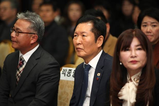 (제주=뉴스1) 강승남 기자 = 정청래 더불어민주당 대표가 25일 오후 제주상공회의소에서 열린 ‘청솔포럼’ 비전 선포식에 참석했다. 청솔포럼은 정 대표를 지지하는 모임이다. 2026.1.25/뉴스1