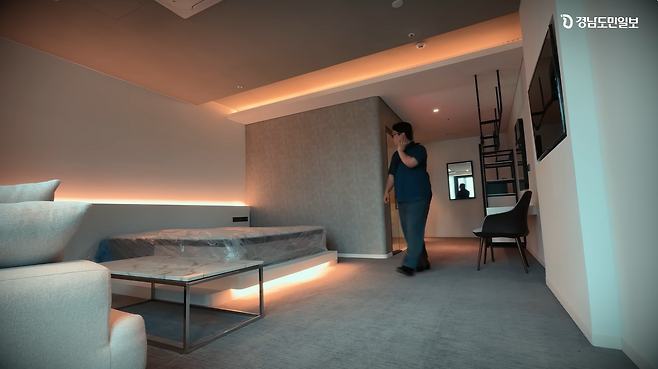 <경남도민일보> 유튜브 채널을 통해 공개된 옛 ‘창원 SM타운’의 내부 모습. ⓒ<경남도민일보> 유튜브 갈무리