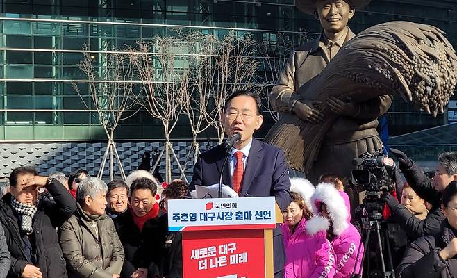 주호영 국회 부의장이 25일 오후 동대구역 광장 박정희 대통령 동상 앞에서 오는 6·3 지방선거 대구시장으로 출마한다고 밝히고 있다. ⓒ연합뉴스