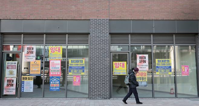 1월21일 서울 성동구 서울숲아이파크리버포레2차 아파트 단지 상가 곳곳이 공실로 임대문의가 붙어있다. ⓒ시사저널 박정훈