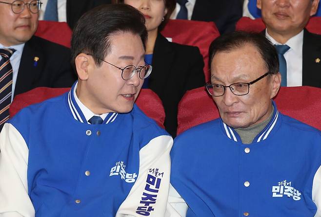 2024년 4월 당시 이재명 더불어민주당 대표가 국회 의원회관에 마련된 제22대 국회의원선거 개표상황실에서 이해찬 상임 공동선대위원장과 대화하고 있다. ⓒ연합뉴스