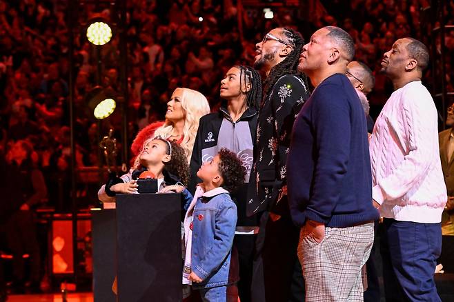 데릭 로즈와 그의 가족이 25일(한국시간) 유나이티드 센터에서 열린 영구결번식 도중 구장 천장 위로 올라가는 배너를 바라보고 있다. 시카고｜AP뉴시스