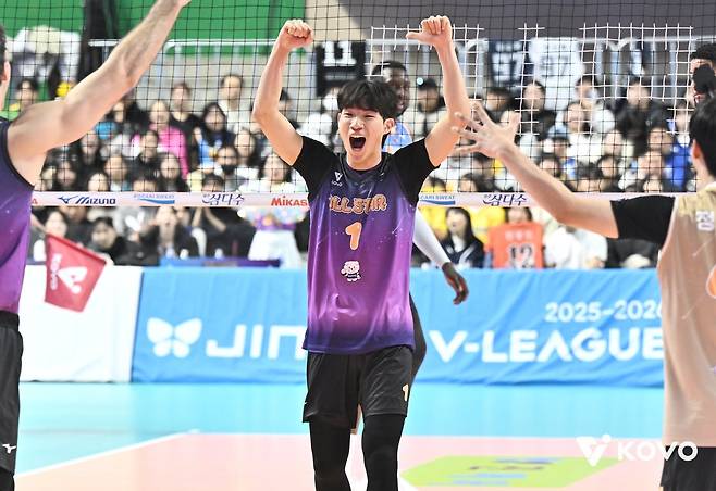 김우진이 25일 호반체육관에서 열린 V리그 올스타전 도중 득점한 뒤 기뻐하고 있다. 사진제공｜KOVO