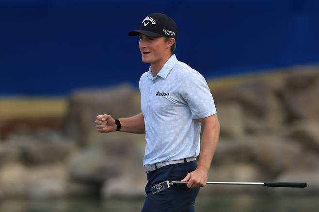 블레이즈 브라운이 25일 열린 PGA 투어 아메리칸 익스프레스 3라운드 도중 18번 홀에서 13ｍ 거리의 버디 퍼트를 성공한 뒤 주먹을 불끈 쥐고 있다. 게티이미지코리아