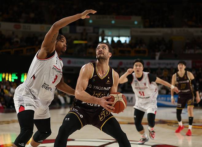 LG 아셈 마레이(가운데)가 25일 경남 창원체육관에서 열린 2025-2026 LG전자 프로농구 정규리그 안양 정관장 레드부스터스의 수비를 뚫고 있다. 연합뉴스