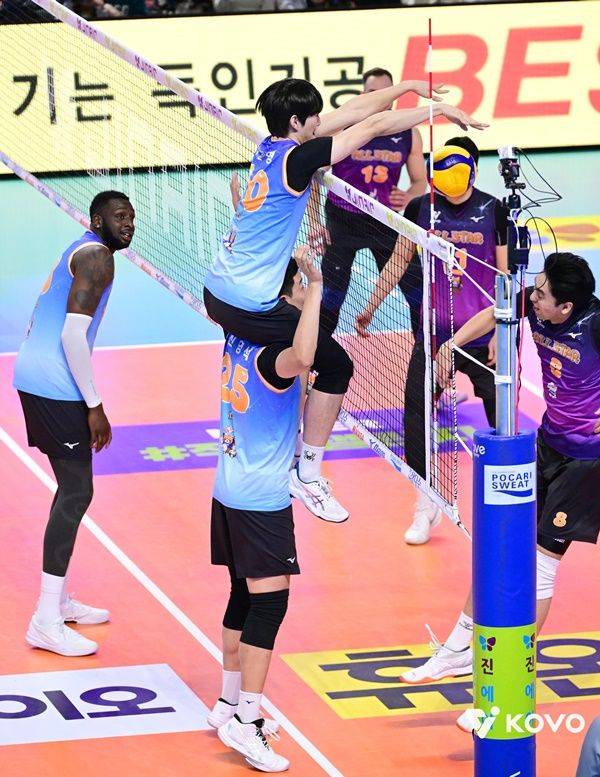 김진영 목마 태운 신영석 / 사진=KOVO 제공