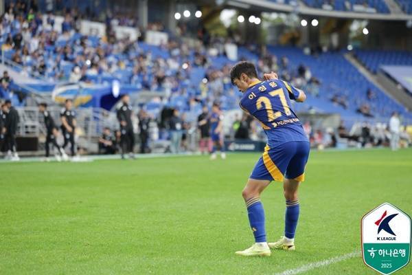 울산 떠나는 이청용, 작별 인사 전해 골프 세리머니, 팬들께 사과드린다