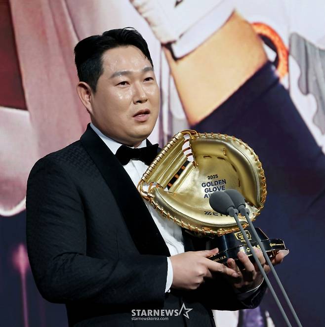 포수부문 골든글러브 양의지가 9일 잠실 롯데호텔 월드에서 열린 2025 신한은행 SOL 뱅크 KBO 골든글러브 시상식에서 소감을 전하고 있다.  /사진=강영조 선임기자