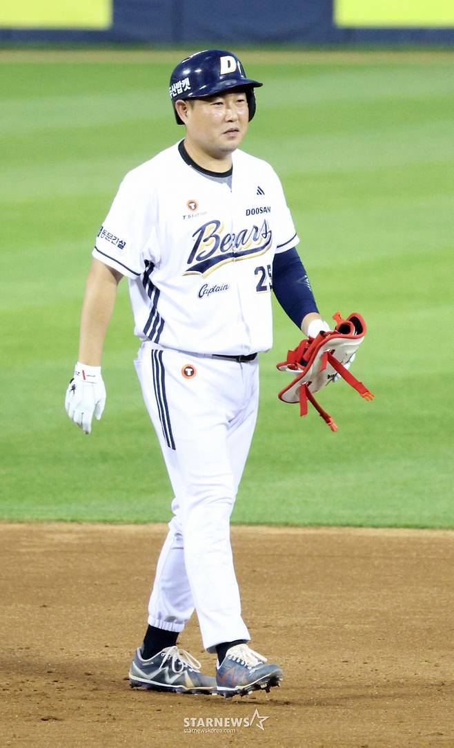 2025 신한 SOL Bank KBO리그 두산 베어스 대 LG 트윈스 경기가 27일 서울 잠실야구장에서 열렸다. 두산 양의지가 5회말 1사에서 중월 2루타를 날리고 출루한 후 미소짓고 있다. /사진=김진경 대기자