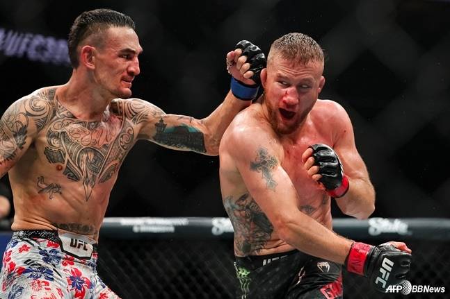 맥스 할로웨이(왼쪽)와 경기 중 저스틴 게이치. /AFPBBNews=뉴스1