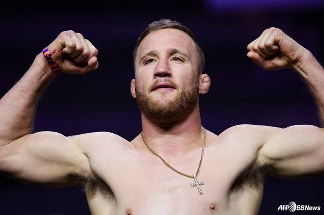 저스틴 게이치가 계체 측정에서 포즈를 취하고 있다. /AFPBBNews=뉴스1