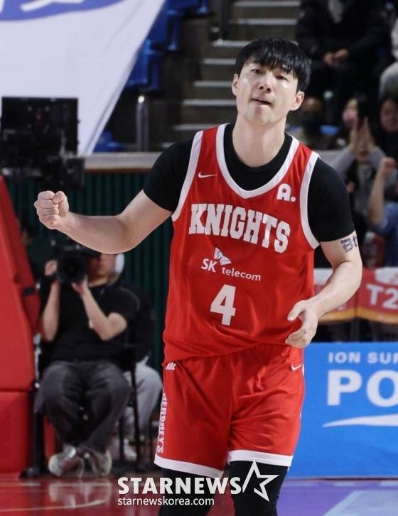 김낙현이 24일 서울 잠실학생체육관에서 열린 2025~2026 LG전자 프로농구 정규리그 4라운드 경기 중 주먹을 불끈 쥐고 있다. /사진=김진경 대기자