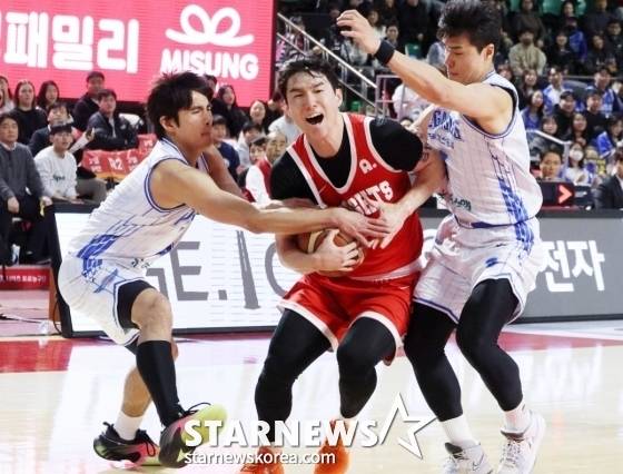 김낙현(가운데)이 24일 서울 잠실학생체육관에서 열린 2025~2026 LG전자 프로농구 정규리그 4라운드 경기 중 돌파를 시도하고 있다. /사진=김진경 대기자