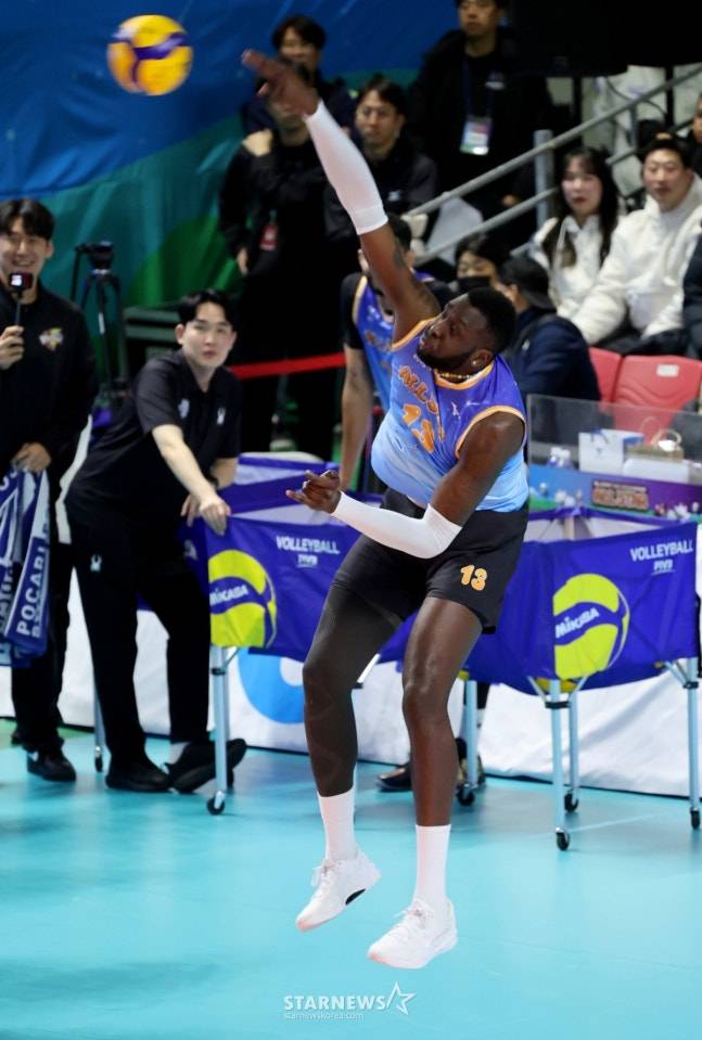 한국전력 베논이 25일 V리그 올스타전 서브킹 콘테스트에서 강서브를 넣고 있다. /사진=강영조 선임기자