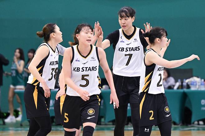 25일 오후 4시 부천체육관에서 열린 BNK금융 2025~2026 여자프로농구 정규리그 4라운드 경기 중 KB스타즈 선수들. /사진=WKBL 제공