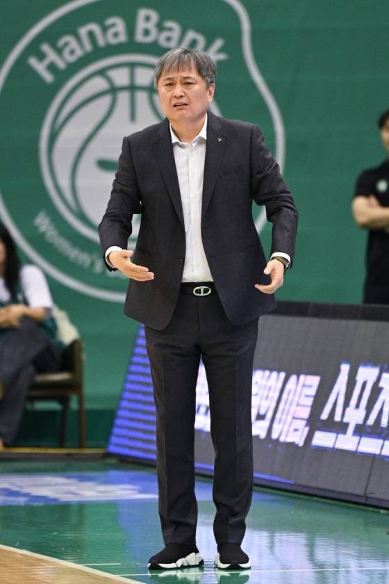 이상범 하나은행 감독이 25일 오후 4시 부천체육관에서 열린 BNK금융 2025~2026 여자프로농구 정규리그 4라운드 경기 중 얼굴을 찡그리고 있다. /사진=WKBL 제공