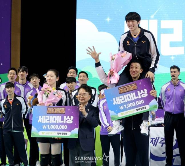 신영석(오른쪽)이 세리머니상을 수상하고 김진영을 목마 태운 채 포즈를 취하고 있다. /사진=강영조 선임기자