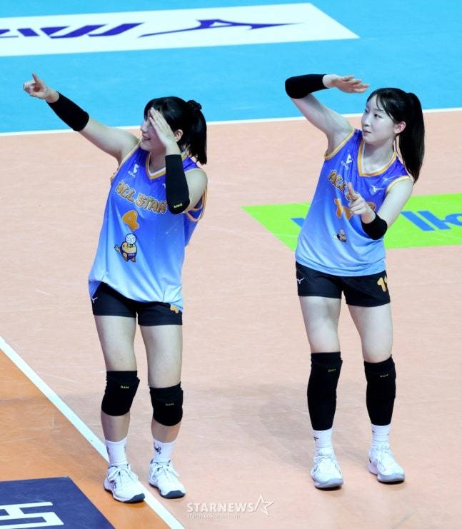 세리머니를 펼치고 있는 최서현(오른쪽)과 서채현. /사진=강영조 선임기자