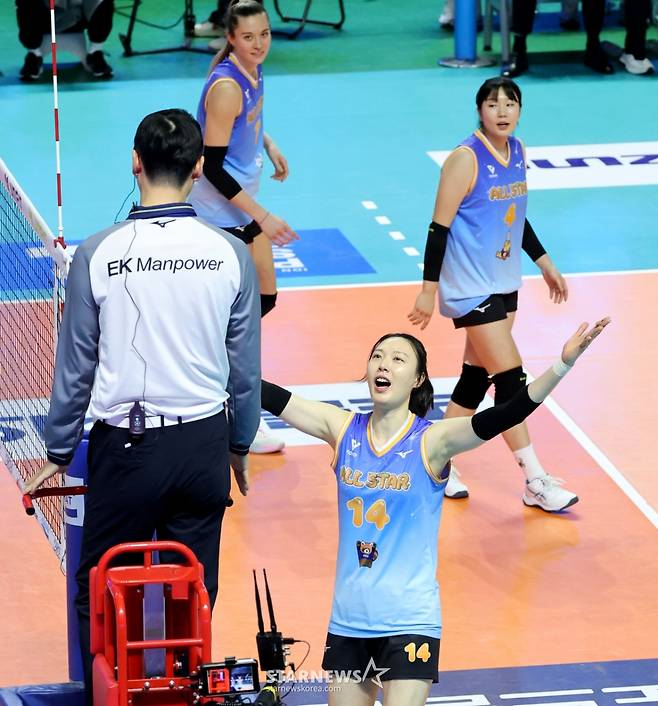 [카메라톡스]'송인석 주심에 레드카드, 판정은 심판 마음대로' 양효진의 무소불위 권력행사