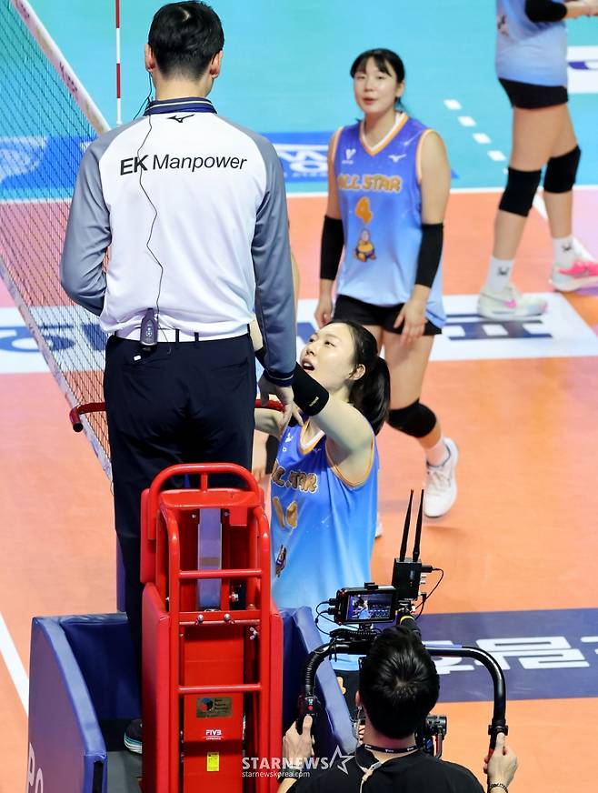 [카메라톡스]'송인석 주심에 레드카드, 판정은 심판 마음대로' 양효진의 무소불위 권력행사