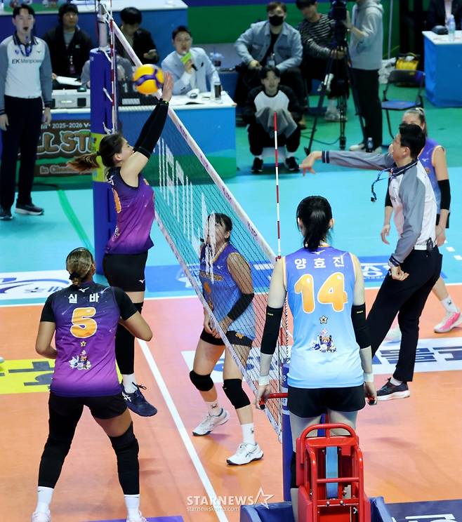 [카메라톡스]'송인석 주심에 레드카드, 판정은 심판 마음대로' 양효진의 무소불위 권력행사