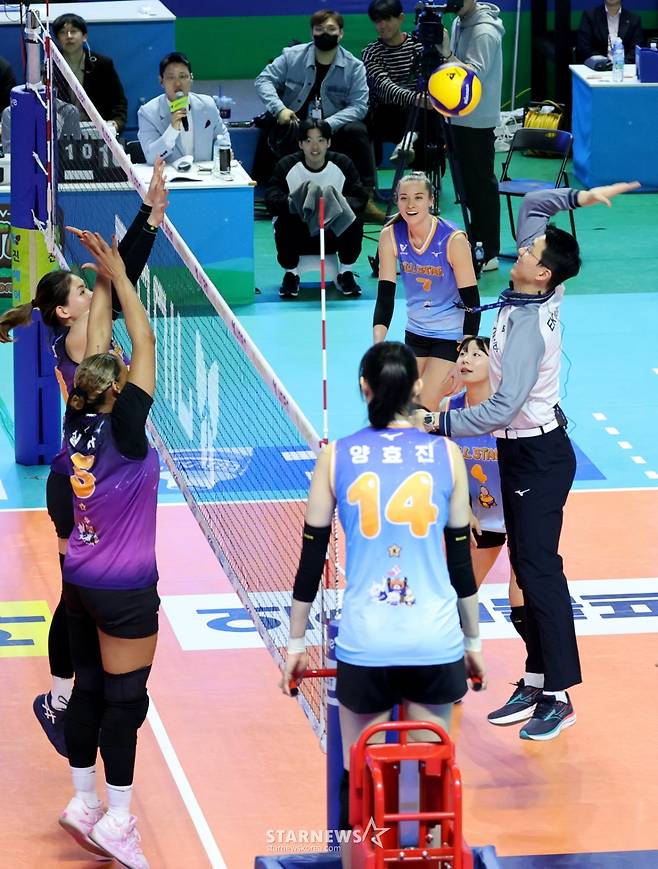 [카메라톡스]'송인석 주심에 레드카드, 판정은 심판 마음대로' 양효진의 무소불위 권력행사