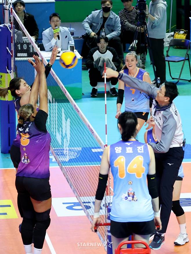 [카메라톡스]'송인석 주심에 레드카드, 판정은 심판 마음대로' 양효진의 무소불위 권력행사