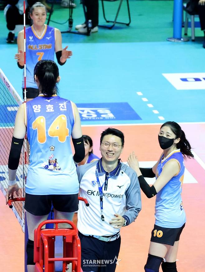 [카메라톡스]'송인석 주심에 레드카드, 판정은 심판 마음대로' 양효진의 무소불위 권력행사