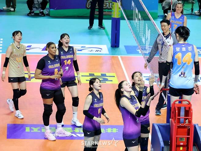 [카메라톡스]'송인석 주심에 레드카드, 판정은 심판 마음대로' 양효진의 무소불위 권력행사