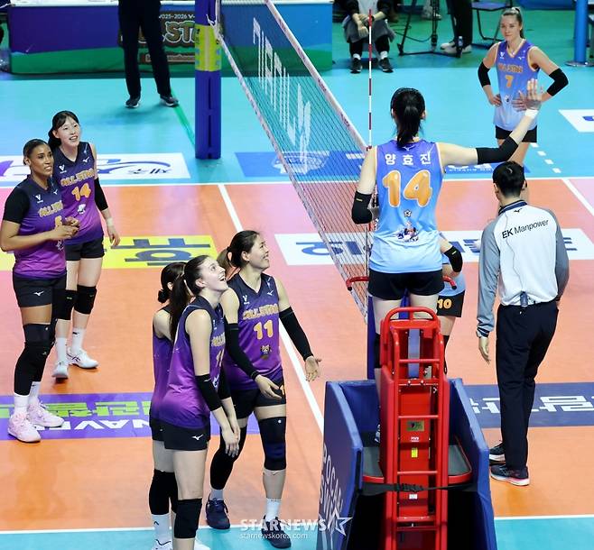 [카메라톡스]'송인석 주심에 레드카드, 판정은 심판 마음대로' 양효진의 무소불위 권력행사