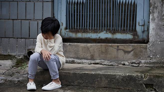 아동을 육체적·정서적으로 학대하는 것은 중대한 범죄다.[사진｜게티이미지뱅크]