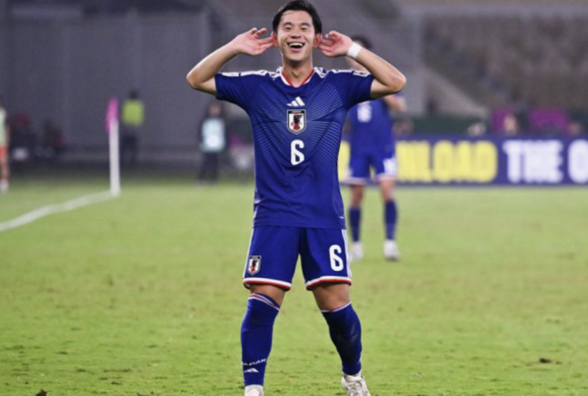 일본 축구가 다시 한번 아시아 최강임을 입증했다. 그것도 23세 이하(U-23) 대회에 U-21 선수들을 내보내고도 만들어낸 압도적인 우승이었다. 반면 '동생'들에게 연거푸 무릎을 꿇었던 한국은 '아시아 축구의 맹주'라는 자존심에 상처를 입었다. 오이와 고 감독이 이끄는 일본 대표팀은 25일(한국시간) 사우디아라비아 제다의 프린스 압둘라 알파이살 스포츠 시티 스타디움에서 열린 2026 아시아축구연맹(AFC) U-23 아시안컵 결승전에서 중국을 4-0으로 대파하고 우승 트로피를 들어 올렸다. AFC