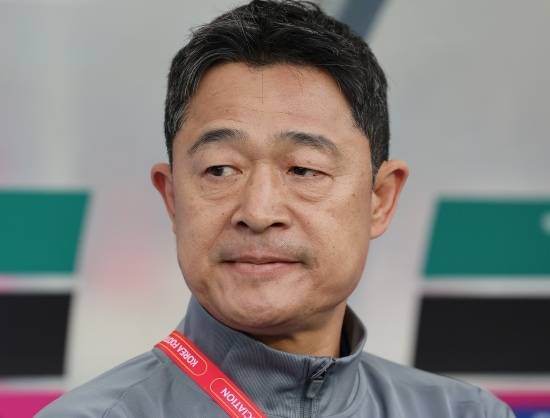 일본 축구가 다시 한번 아시아 최강임을 입증했다. 그것도 23세 이하(U-23) 대회에 U-21 선수들을 내보내고도 만들어낸 압도적인 우승이었다. 반면 '동생'들에게 연거푸 무릎을 꿇었던 한국은 '아시아 축구의 맹주'라는 자존심에 상처를 입었다. 오이와 고 감독이 이끄는 일본 대표팀은 25일(한국시간) 사우디아라비아 제다의 프린스 압둘라 알파이살 스포츠 시티 스타디움에서 열린 2026 아시아축구연맹(AFC) U-23 아시안컵 결승전에서 중국을 4-0으로 대파하고 우승 트로피를 들어 올렸다. AFC