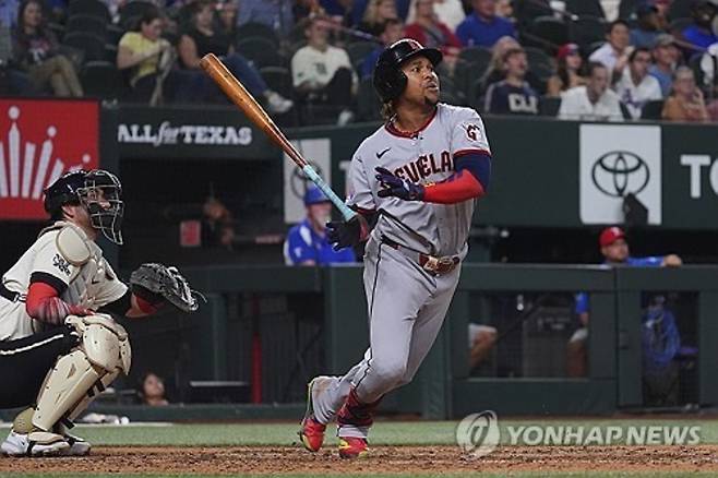 미국 메이저리그(MLB)를 대표하는 내야수 중 한 명인 호세 라미레즈가 7년 1억7500만달러(약 2545억원) 규모의 연장 계약에 합의했다. 라미레즈는 2026~2032년 매년 연봉 2500만 달러를 수령하고, 중 매 시즌 1000만 달러는 2036년부터 지급 유예된다. AP 연합뉴스
