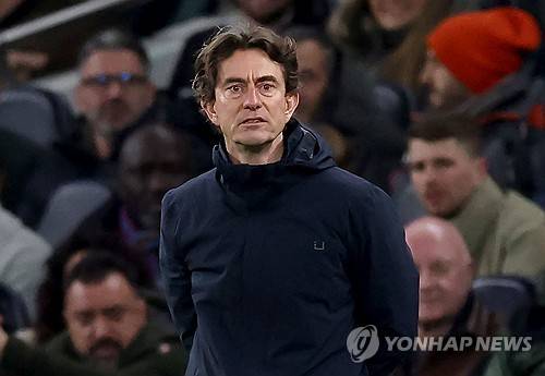 토마스 프랭크 토트넘 홋스퍼 감독이 경질 위기 속에서 치른 번리 원정에서 극적인 무승부를 거두며 힘겹게 자리를 보전했다. 토트넘은 25일(한국시간) 영국 랭커셔의 터프 무어에서 열린 2025-2026시즌 프리미어리그 23라운드 원정 경기에서 번리를 상대로 고전 끝에 2-2 무승부를 기록했다. 연합뉴스