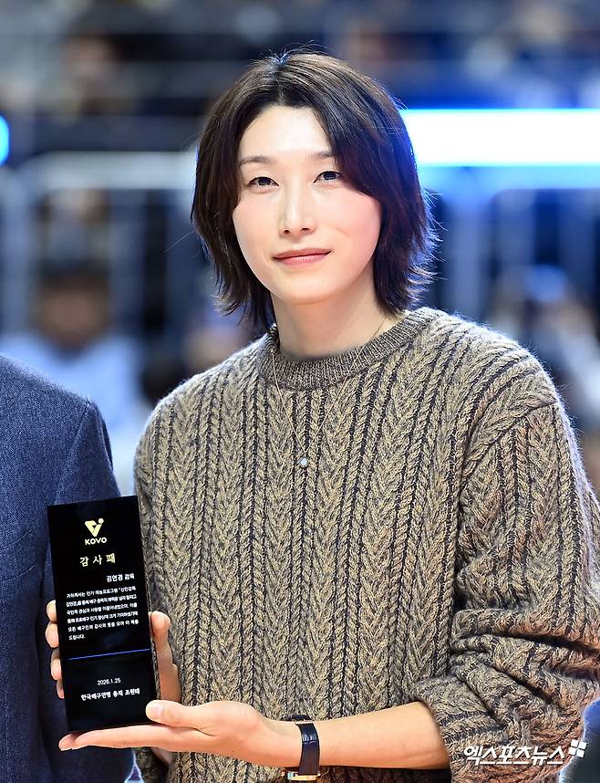 김연경이 25일 강원도 춘천의 호반체육관에서 열린 진에어 2025-2026 V리그 올스타전에 참석, 공로상을 수상했다. 사진 고아라 기자