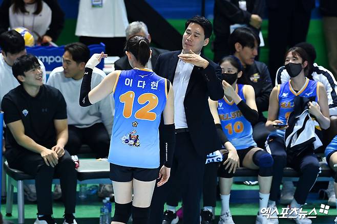 여자프로배구 흥국생명의 이다현(왼쪽)과 강성형 현대건설 감독이 25일 강원도 춘천 호반체육관에서 열린 진에어 2025-2026 V리그 올스타전에서 댄스 세리머니를 선보였다. 사진 고아라 기자