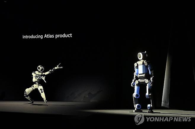 CES 2026서 공개된 보스턴다이내믹스 아틀라스, 해외 언론 관심 (서울=연합뉴스) 해외 매체들이 현대차그룹과 그룹의 로봇 전문 계열사 보스턴다이내믹스가 최근 'CES 2026'에서 공개한 피지컬 AI 비전과 로봇 기술 경쟁력에 잇달아 호평했다고 18일 밝혔다. 사진은 CES 2026에서 공개된 '차세대 전동식 아틀라스 연구형 모델', '차세대 전동식 아틀라스 개발형 모델'. 2026.1.18 [현대자동차·기아 제공. 재판매 및 DB 금지] photo@yna.co.kr