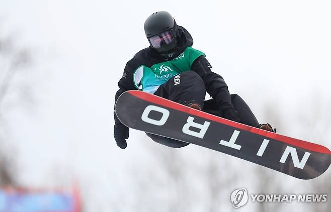 이채운, 결승 앞두고 연습 (야부리[중국 하얼빈]=연합뉴스) 서대연 기자 = 13일 중국 야부리 스키리조트에서 열린 하얼빈 동계아시안게임 스노보드 남자 하프파이프 결승에서 이채운이 경기에 앞서 연습하고 있다. 2025.2.13 dwise@yna.co.kr