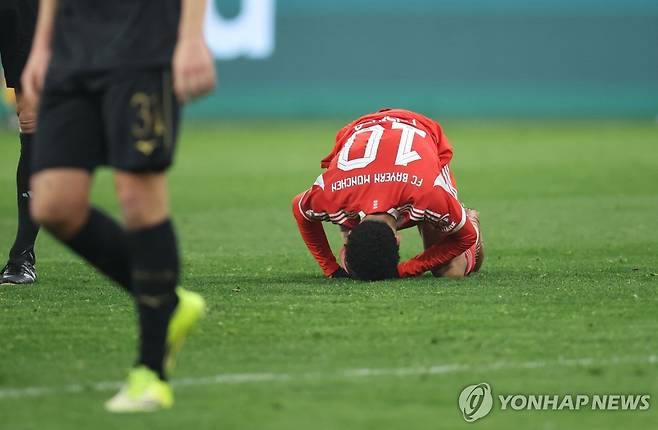 무릎 꿇은 뮌헨의 무시알라 [AFP=연합뉴스]