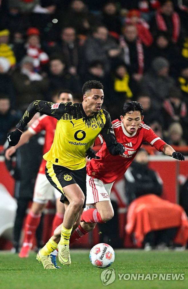 상대 선수 쫓는 정우영 [AFP=연합뉴스]