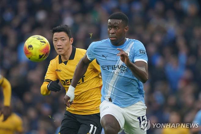 게히 쫓는 황희찬 [AP=연합뉴스]